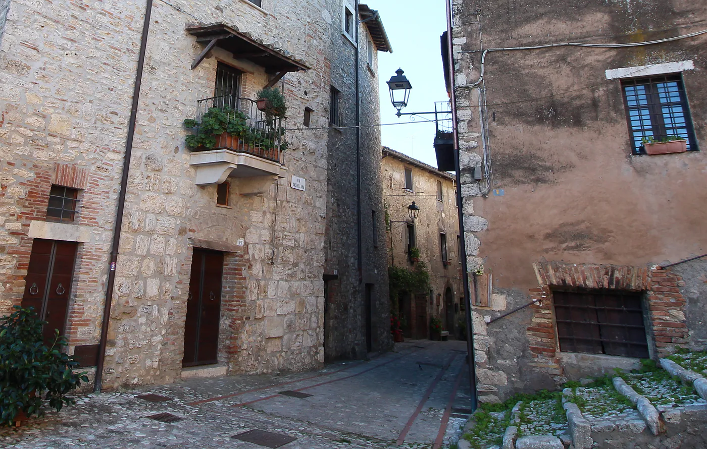 An intimate stone lane between the houses of Penna in Teverina